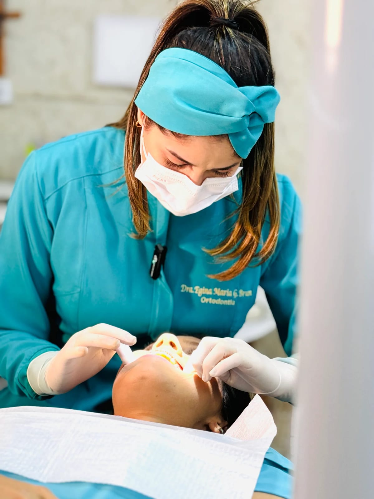 Profissional da Oral Optimus durante um atendimento odontológico
